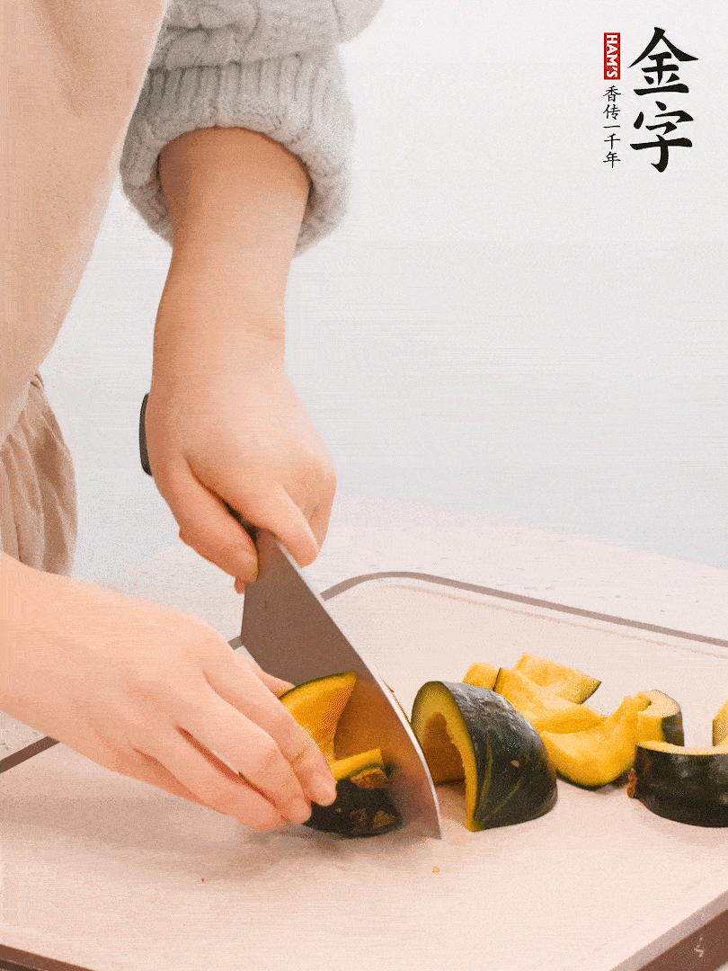 貝貝南瓜切小塊，生姜切成姜絲。