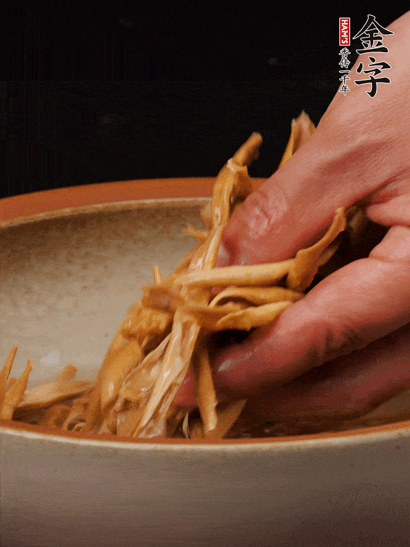 農(nóng)家土筍尖提前泡軟，用刀劃成細(xì)絲，這樣會(huì)更加入味。