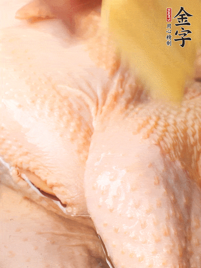 老母雞去頭去尾，斬去雞爪。冷水入鍋，加料酒、蔥姜焯水，煮出浮沫后撈出，用清水洗凈
