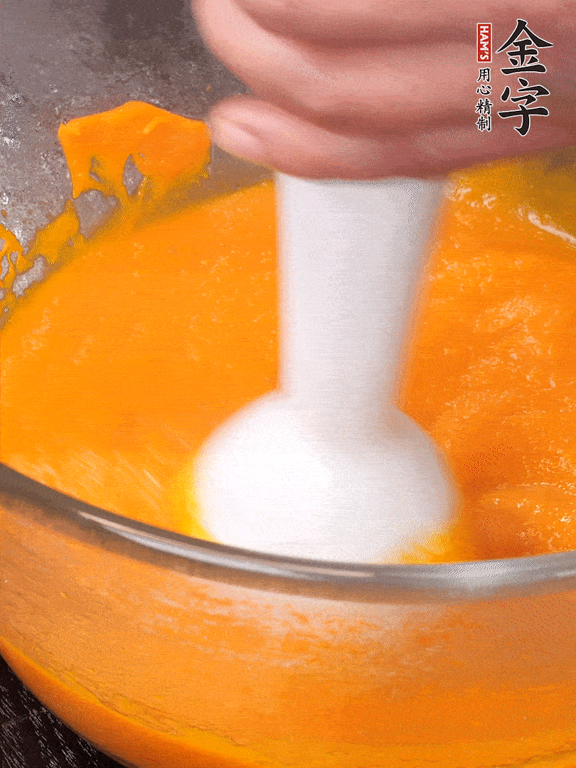 300g南瓜，去皮去瓤切滾刀塊，大火蒸8分鐘，料理機(jī)打成泥，篩網(wǎng)過篩成泥