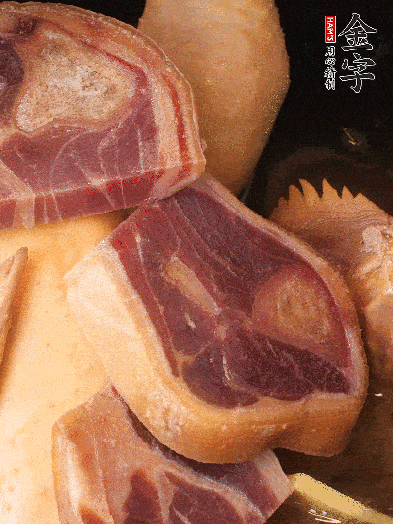 火踵、老母雞加蔥、姜、料酒、清水，大火燒開后轉(zhuǎn)小火，燉1小時
