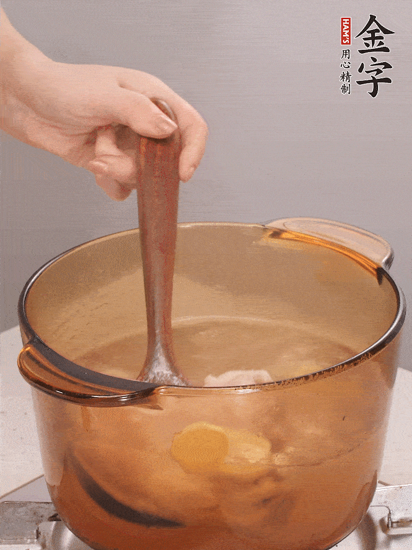 鴨腿冷水下鍋，加姜片、料酒焯水