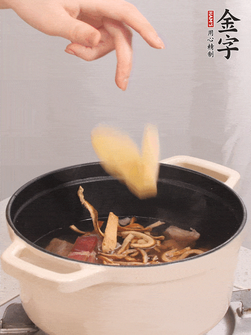 鍋中放牛腩、火腿，然后放入比食材多3倍的水；再放橘子皮、姜片、白胡椒粒燉煮90分鐘