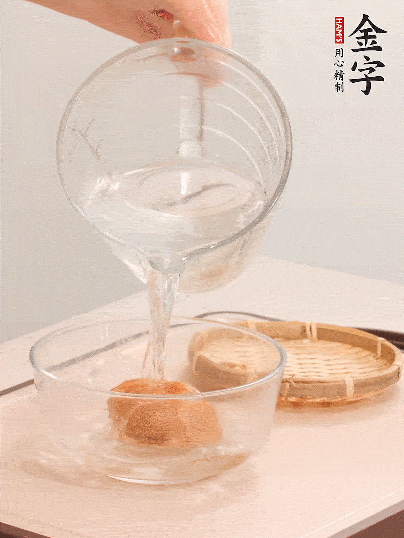 猴頭菇至少泡發(fā)半小時，將浸泡后的黃水擠干；