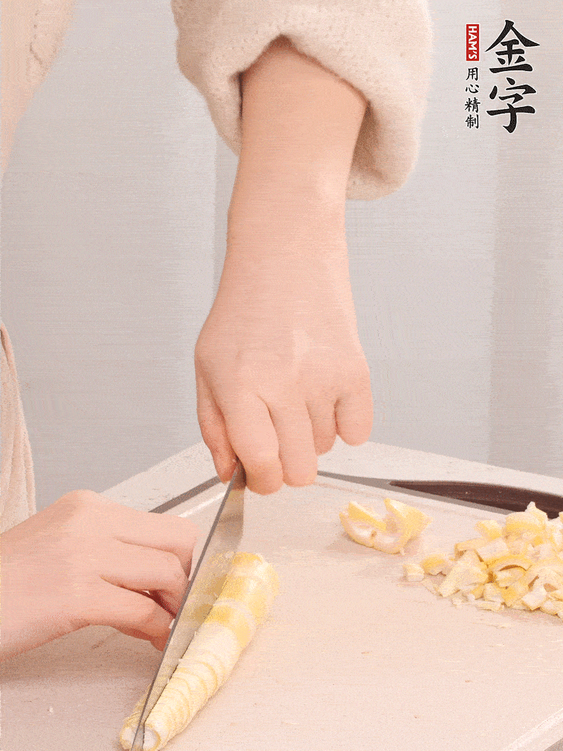 春筍去皮切小塊，焯水2分鐘左右