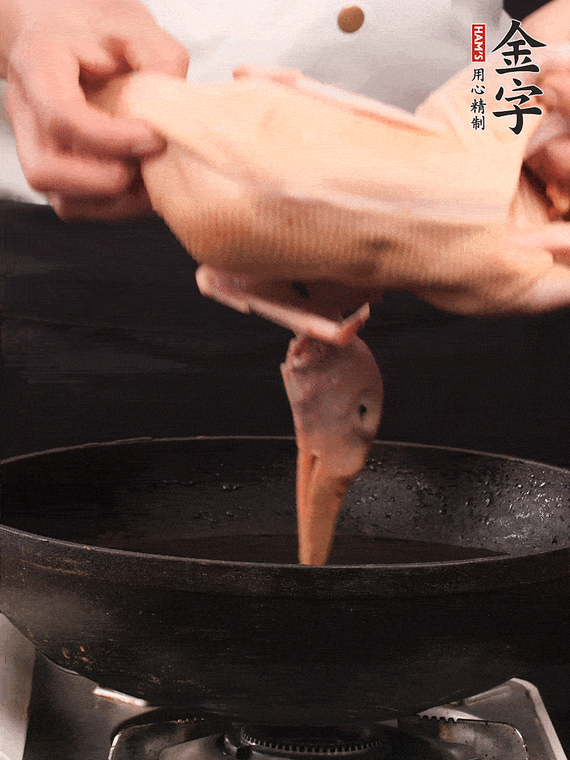 處理干凈的老鴨1只，黃酒小半碗，姜幾片，一起放入冷水，煮沸焯水3分鐘，去除血沫