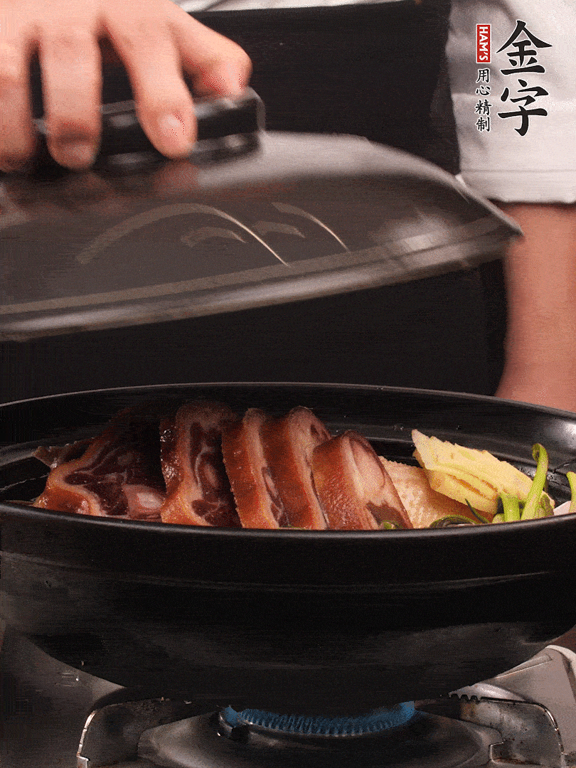 砂鍋蓋蓋子密封，大火燒開后轉(zhuǎn)小火，燜煮2小時