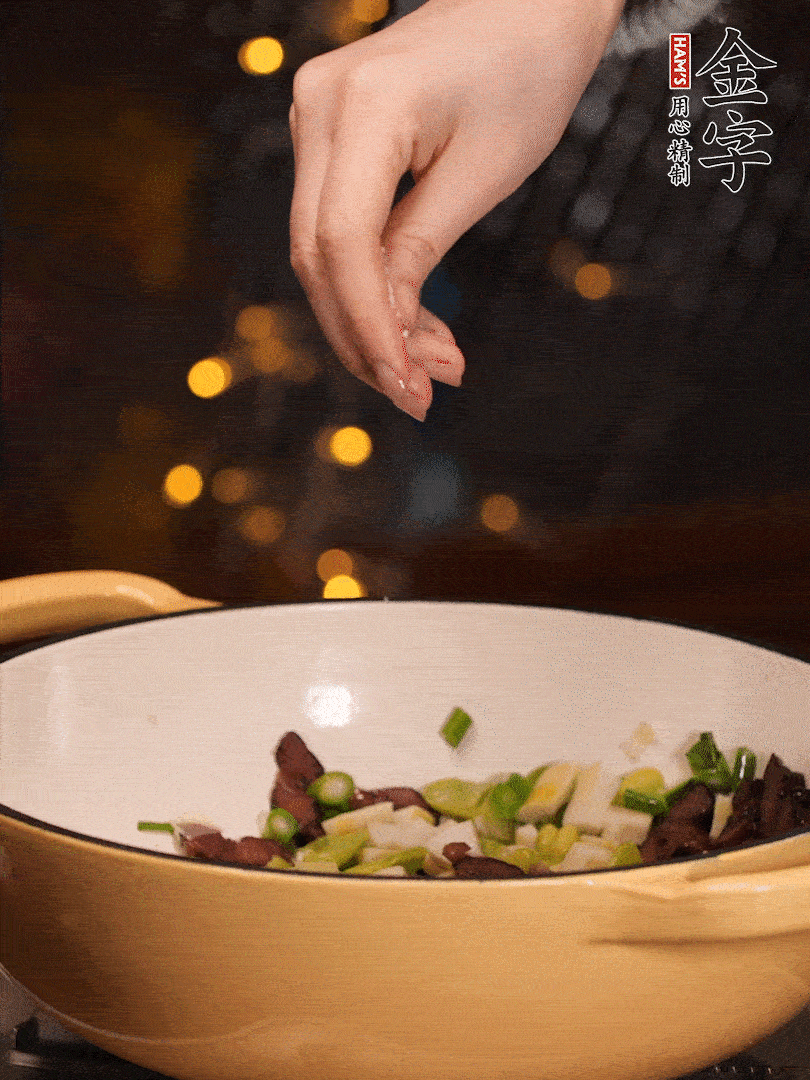 可以加點點水，再加菜苔，加點鹽、味精調(diào)味