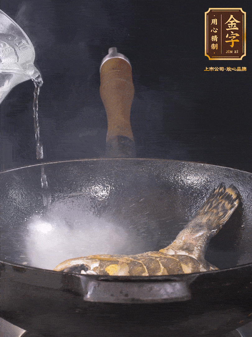 倒入適量食用油，待鍋燒熱后下桂魚煎大約2-3分鐘至兩面金黃（一定要煎透，這樣做出來的湯才會比較奶白色）