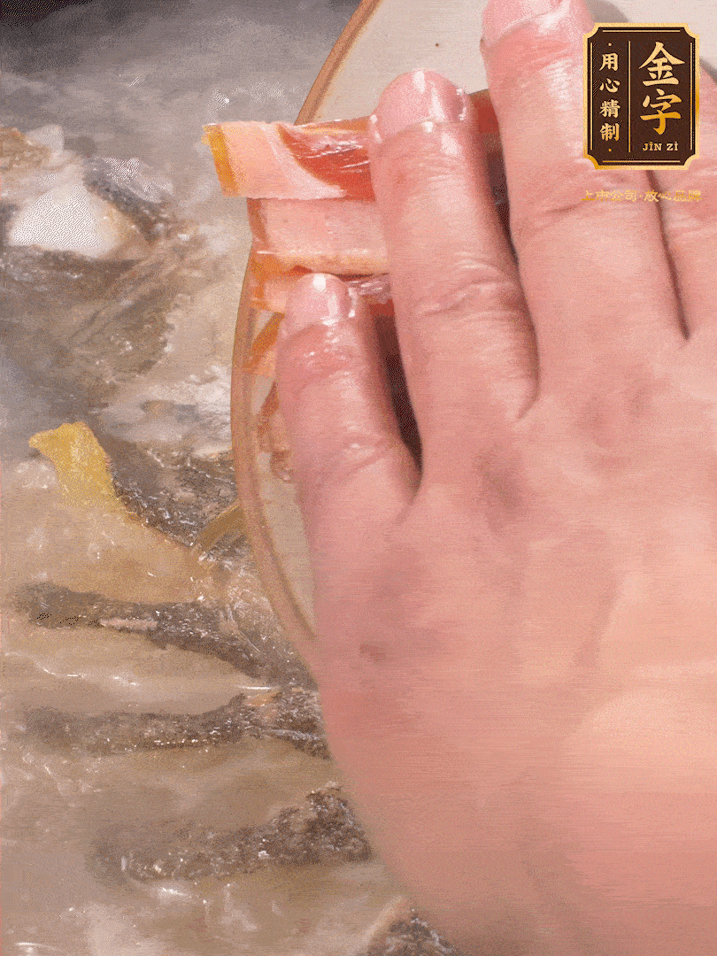 將煎好的魚，倒入三大碗開水。大火煮開后放入1個蔥結(jié)、2片姜片和1勺料酒和火腿片