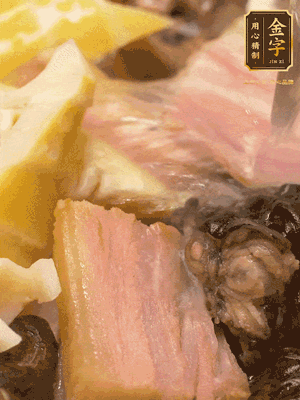 倒入滾燙的熱水，燉煮20分鐘，湯濃汁白