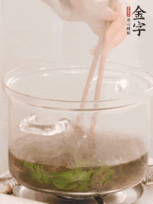 香椿焯水，變色后撈出，切成小段