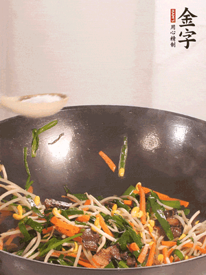 炒合菜：金字醬油肉、綠豆芽、韭菜