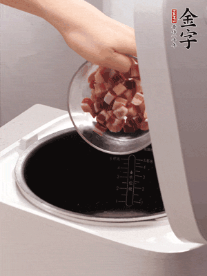 鍋中倒入豬油，油熱后炒熟上海青，給倒少許鹽調(diào)味