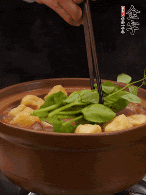 加筒骨煲的經(jīng)典配菜：金字土香腸、油豆腐、千張蓋上蓋子燜一會(huì)兒，耐心等候10分鐘。