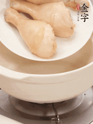 雞腿、火腿、干貝、蒜頭放入砂鍋內(nèi)燉1小時(shí)