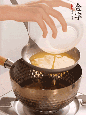 雞蛋過篩子倒入油鍋炸成蛋酥，瀝干油。