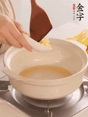 鍋里留少量底油煸香火腿和姜末。