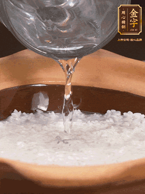 砂鍋底部刷一層油，加入大米和開水，水高1cm,大火燒開后轉(zhuǎn)中火煲5分鐘，到水微收干