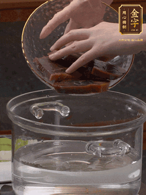 火腿蹄片冷水下鍋，水沸騰后煮5分鐘焯水