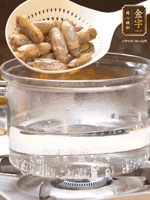 煮一鍋沸水，下蟶子汆燙30秒，撈出浸入冰水，取出蟶子肉