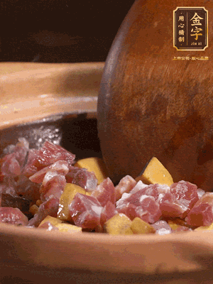 熱油下蒜片，倒入香腸丁、牛肝菌丁翻炒出香味