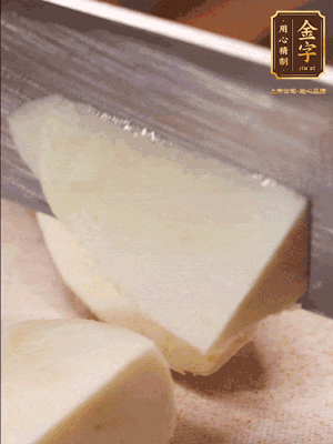 茭白去殼，底部一層老皮刨掉，切成滾刀塊