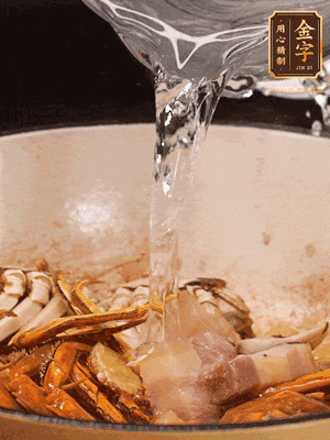 加料酒/花雕酒去腥，加入開水燜10分鐘左右