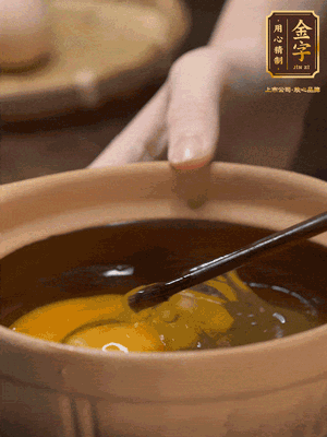雞蛋打入砂鍋，充分打勻，1.5倍的溫水加一勺鹽，倒入蛋液中，攪拌均勻后用勺子舀去表面浮沫