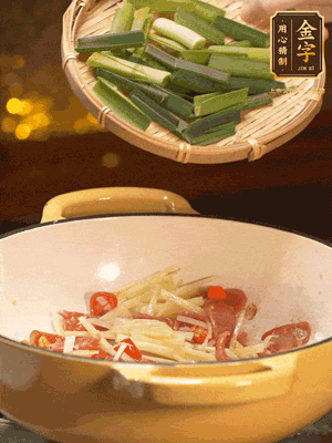 接著放蒜葉，來一點鹽，一點醬油調(diào)味翻勻