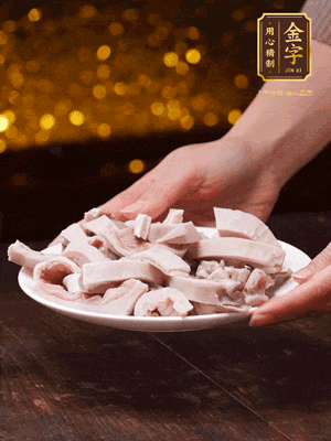 豬肚冷水下鍋，姜蔥料酒去腥，水開(kāi)煮5分鐘，撈出，切小塊。