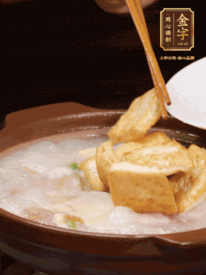 倒入開水大火煮開，轉(zhuǎn)中小火放咸肉，放一點(diǎn)點(diǎn)糖、味精慢燉10分鐘
