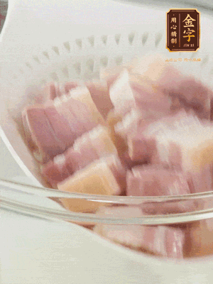 金字淡咸肉、排骨分別加料酒、蔥、姜冷水下鍋焯水，水開(kāi)撇去浮沫撈出。