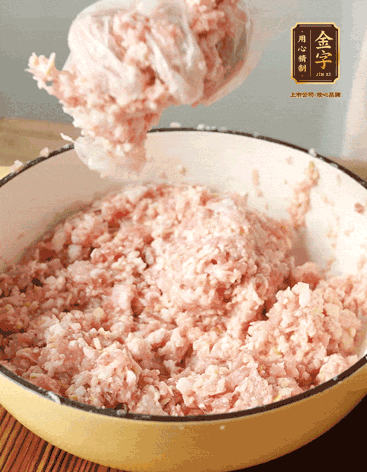 肉丁、咸肉丁、一丟丟鹽、料酒拌勻，反復(fù)摔打上勁。接著加入1兩蔥姜水，反復(fù)拌勻摔打上勁。前后共加3遍。3遍后筍丁，接著反復(fù)摔打上勁。最后加入1個(gè)蛋清、3茶匙生粉拌勻摔打上勁