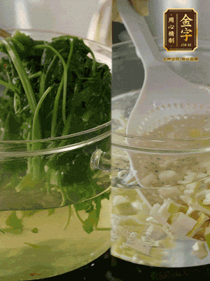 春筍切丁焯水；薺菜加鹽焯水，過涼水后切成細(xì)末