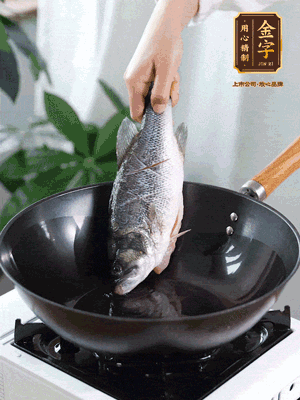 熱油，加1大勺豬油、姜片，再下鱸魚，煎至定型后翻面。（加點豬油，燉出的魚湯更容易變?yōu)榍逅哪贪咨?。?>
					</div>
					<span>步驟 3/6</span>
					<p>熱油，加1大勺豬油、姜片，再下鱸魚，煎至定型后翻面。（加點豬油，燉出的魚湯更容易變?yōu)榍逅哪贪咨?。?/p>
				</li><li>
					<div   id=