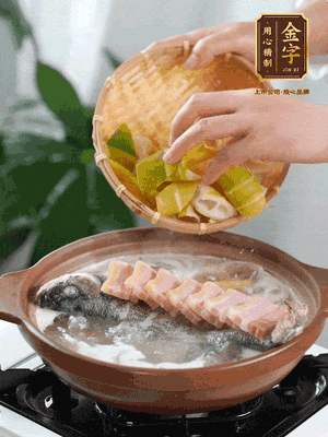 倒開水燉煮后轉移入砂鍋，淋料酒去腥、加少許鹽調味，再依次加咸肉、春筍燉煮15分鐘。