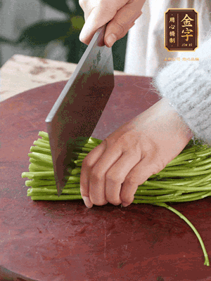 正嫩的藜蒿，掐頭去除根部，切小段