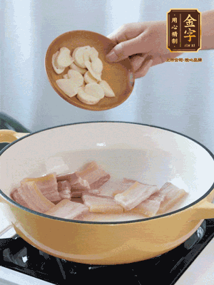 熱油下咸肉煸出香味，加蒜片、毛豆翻炒均勻