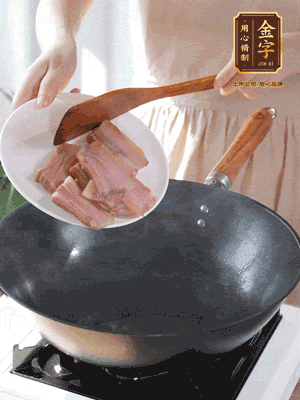 豬油熱鍋，下咸肉煸香，再下蔥姜提鮮