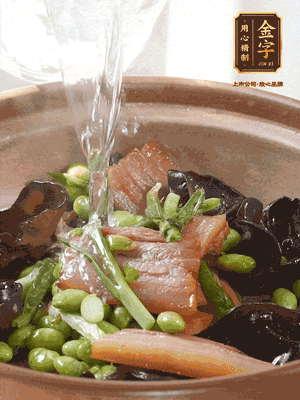 轉(zhuǎn)入砂鍋，加入開水、百葉結(jié)燉煮10分鐘