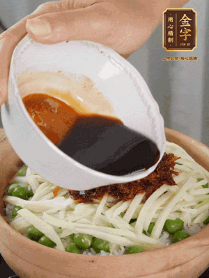 繼續(xù)小火燜3分鐘，淋上XO醬攪拌均勻。
