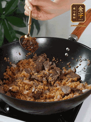 下拌好的米飯炒散，加一大勺XO醬