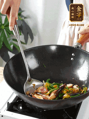 煸香蒜末，下香腸翻炒均勻，再依次下雞縱菌、黃瓜花