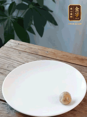 做水油皮、油酥 將油皮材料放入料盆中，加100ml水?dāng)嚢璩裳┗ㄆ瑺?。在案板上反?fù)揉搓成有一定筋度的光潔面團，搓成14個團子。

