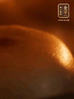 烤箱預(yù)熱至170℃，月餅放在中下層，烤18分鐘左右