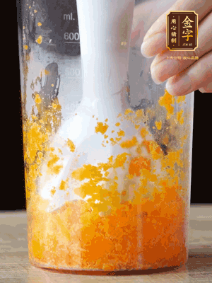 加玉米油、水怡、水揉搓成細(xì)膩的面團(tuán)。松弛半小時(shí)后，分成37g一個(gè)