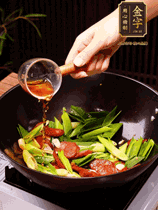 下蒜苗炒軟，沿鍋邊烹入一勺料酒，加醬油、蠔油、白糖調(diào)味炒勻