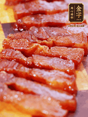 金字醬油肉煮熟，切片