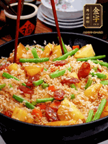 加水，沒過大部分食材。把瀝干水分的米飯均勻地鋪在上面，筷子戳幾個(gè)洞